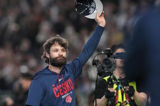 Český technik znovu nadchnul Japonce a ohromil svět. Rozdával fotky i podpisy, loučil se aplausem vestoje - Sport.cz